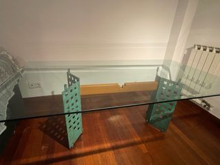 Mesa de cristal con patas metalizadas de diseño