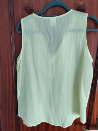 Blusa sin mangas amarillo pastel