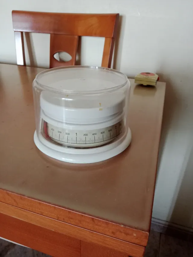 Balanza de cocina con recipiente