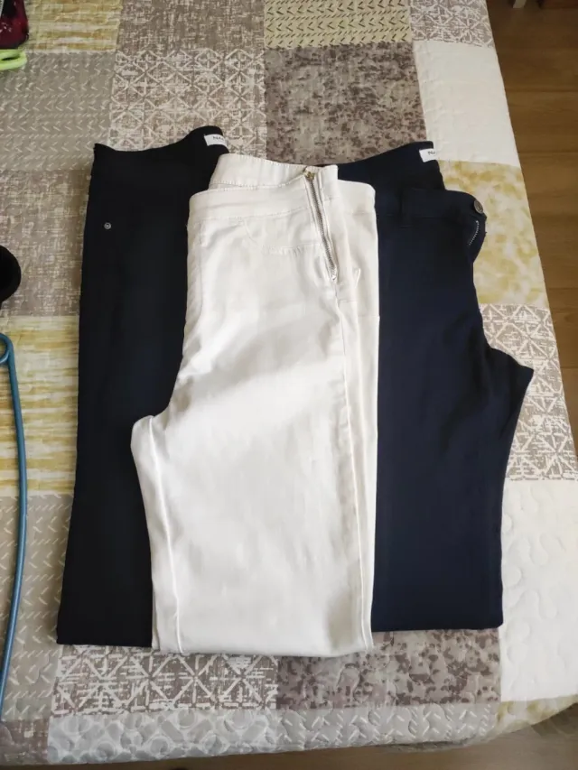 Pantalones negros y azul De regalo el blanco