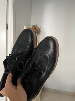 Elegantes zapatos negros de vestir