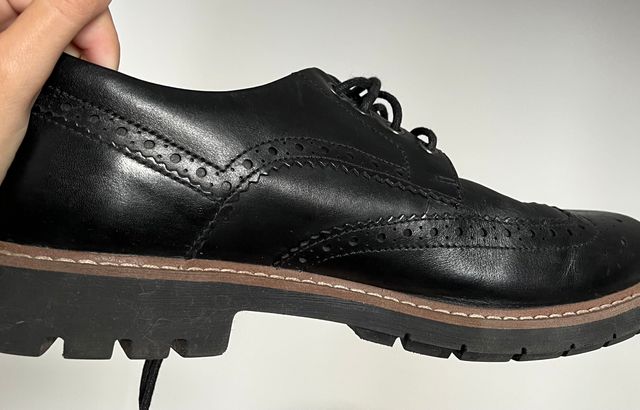 Elegantes zapatos negros de vestir