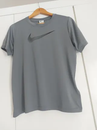 Camiseta Nike gris con logo