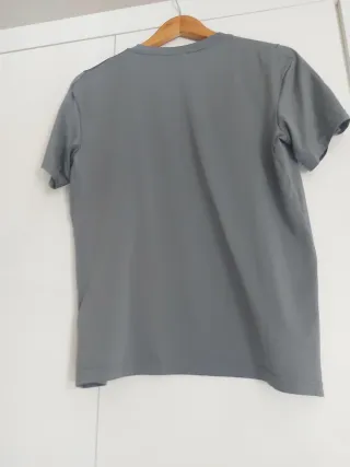 Camiseta Nike gris con logo