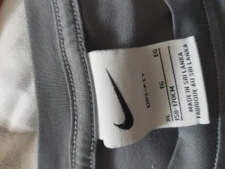 Camiseta Nike gris con logo