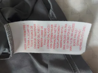 Camiseta Nike gris con logo