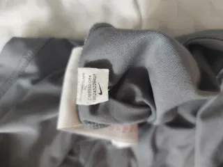 Camiseta Nike gris con logo