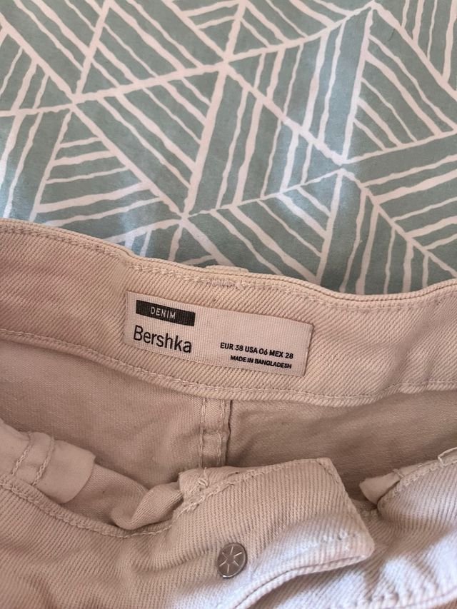 Pantalón corto Bershka beige