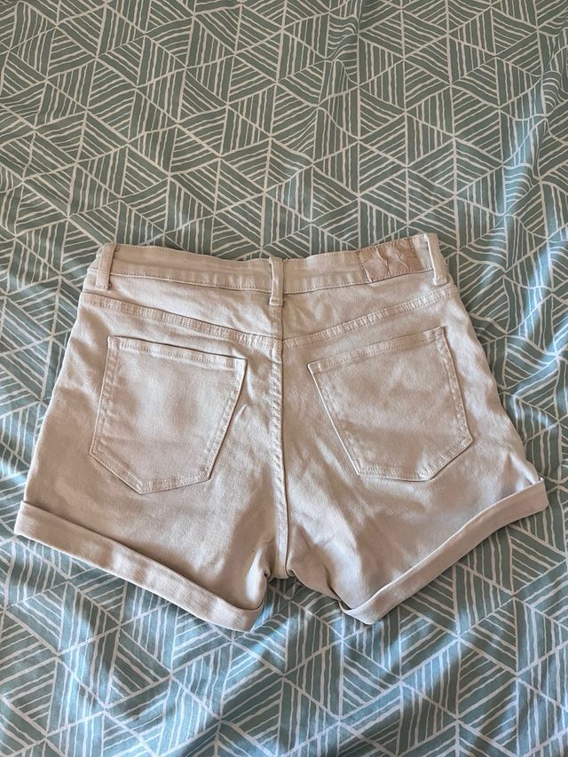 Pantalón corto Bershka beige