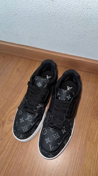 Louis Vuitton Zapatillas Negras y Grises