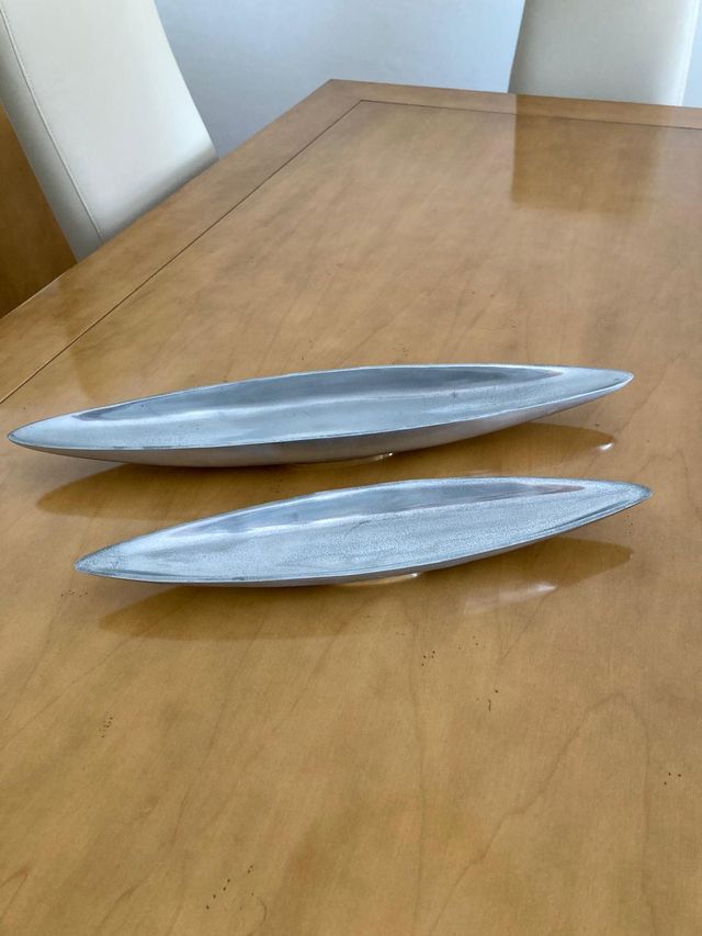 Platos decorativos metálicos plateados