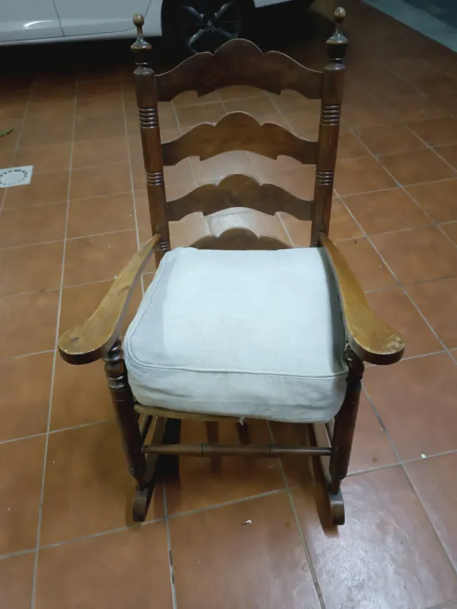 Mecedora de madera con cojín beige