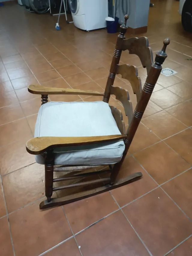 Mecedora de madera con cojín beige