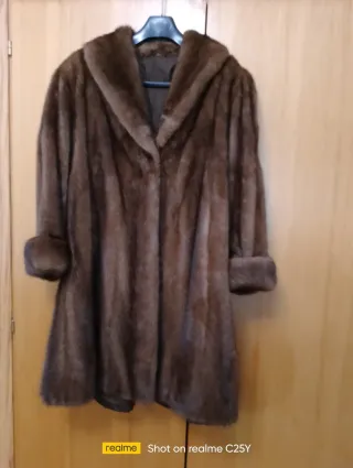 Elegante abrigo de señora marrón