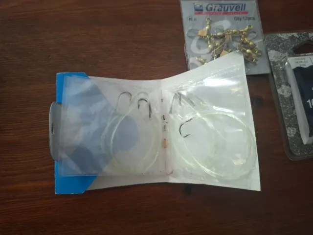 Anzuelos y emerillones dorados para pesca