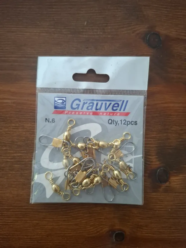 Anzuelos y emerillones dorados para pesca