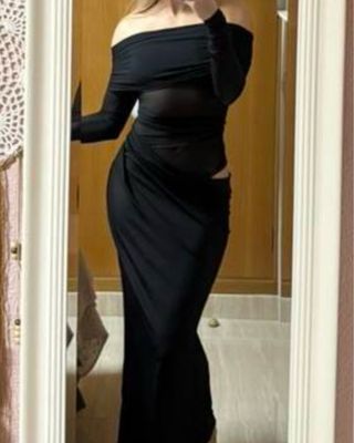 Vestido negro hombros descubiertos transparencia