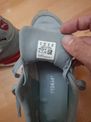 Zapatillas Puma grises y rojas