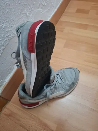 Zapatillas Puma grises y rojas