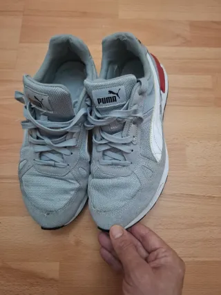 Zapatillas Puma grises y rojas