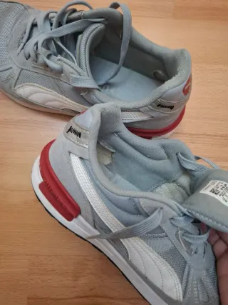 Zapatillas Puma grises y rojas