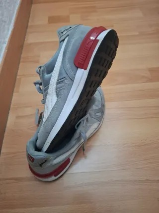 Zapatillas Puma grises y rojas