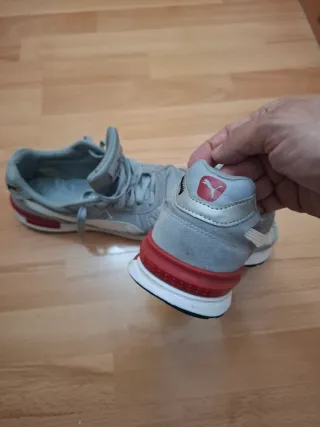Zapatillas Puma grises y rojas