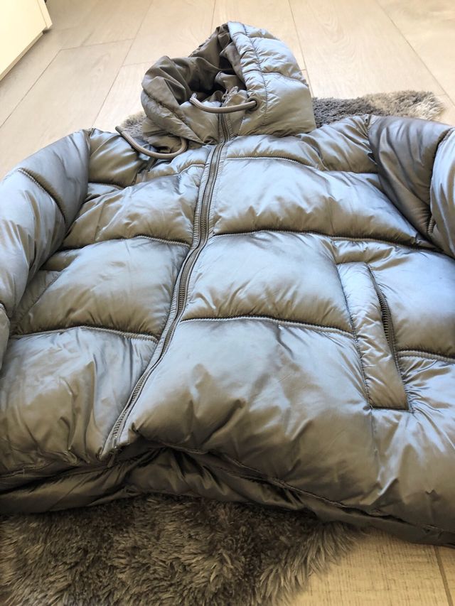 Abrigo gris con capucha