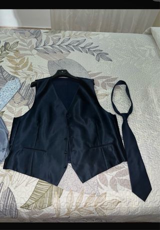Chaleco azul marino con corbata