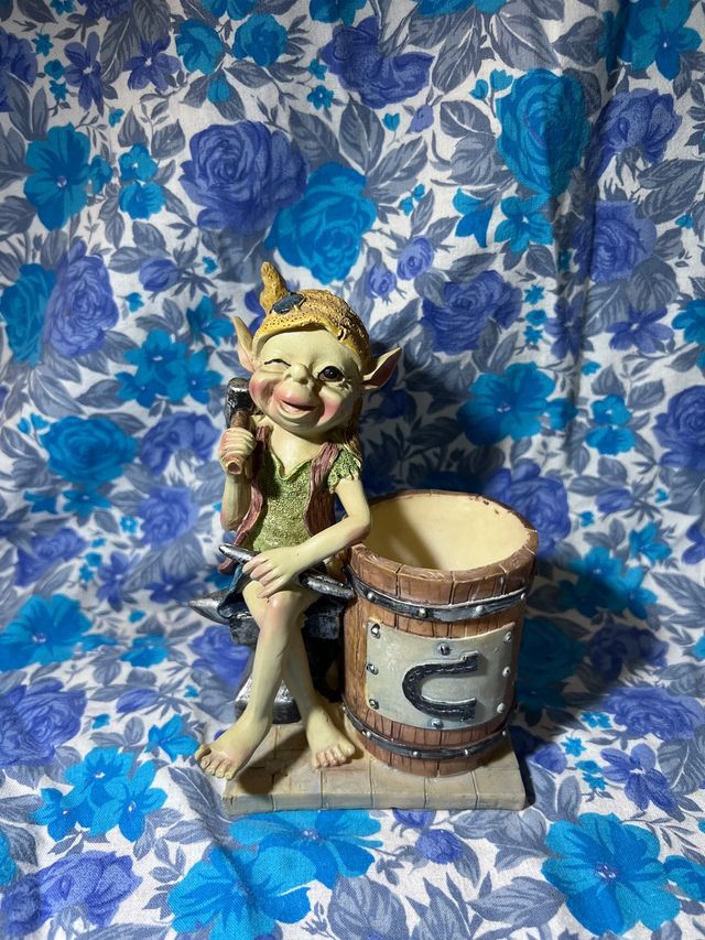 Figura Elfo con Yunque y Cubo