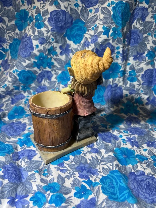 Figura Elfo con Yunque y Cubo