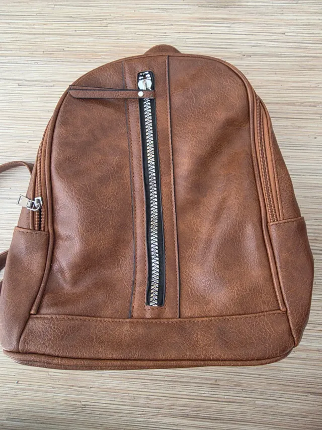 Mochila simil piel marrón