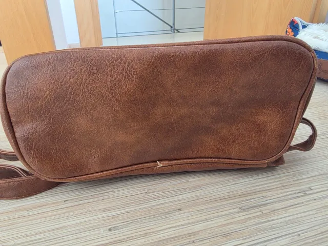 Mochila simil piel marrón