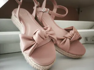Sandalias cuña lazo beige/rosa