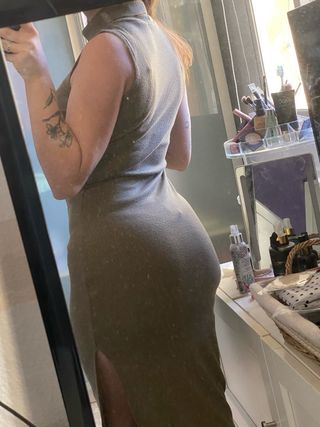 Vestido verde ajustado cuello alto