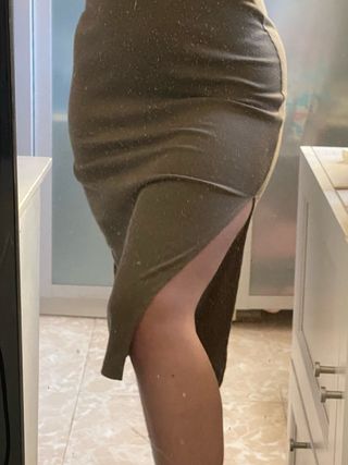 Vestido verde ajustado cuello alto