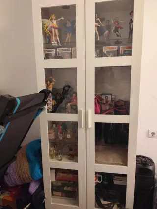 Mueble expositor blanco con puertas de cristal