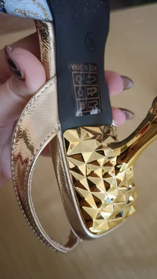 Scarpe con tacco oro e blu, pochette inclusa