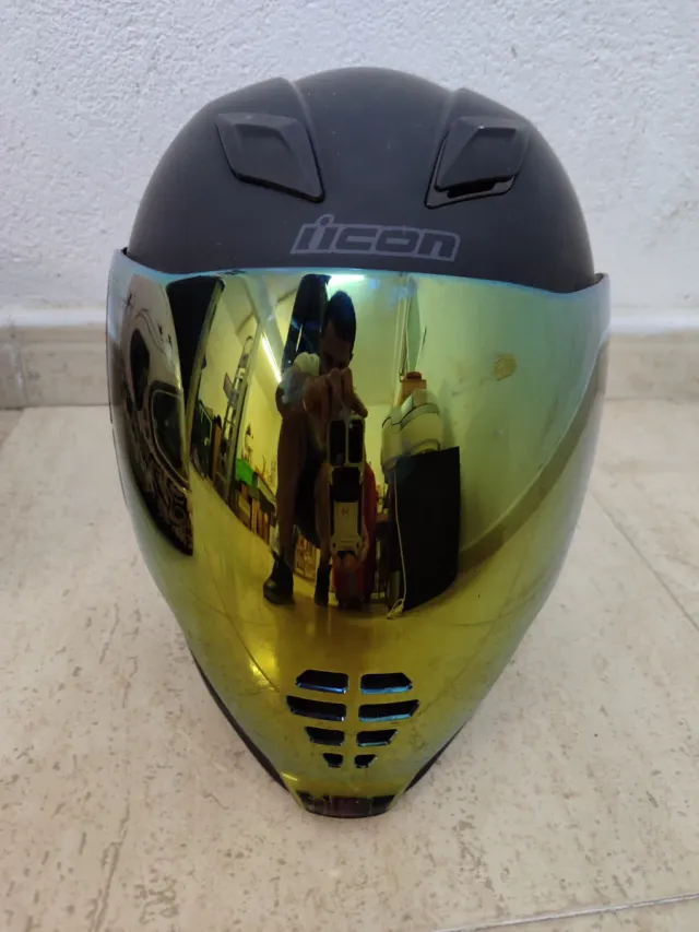 NEGOCIABLE.  Casco Icon Negro con Visor Dorado