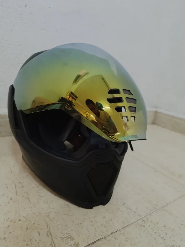NEGOCIABLE.  Casco Icon Negro con Visor Dorado