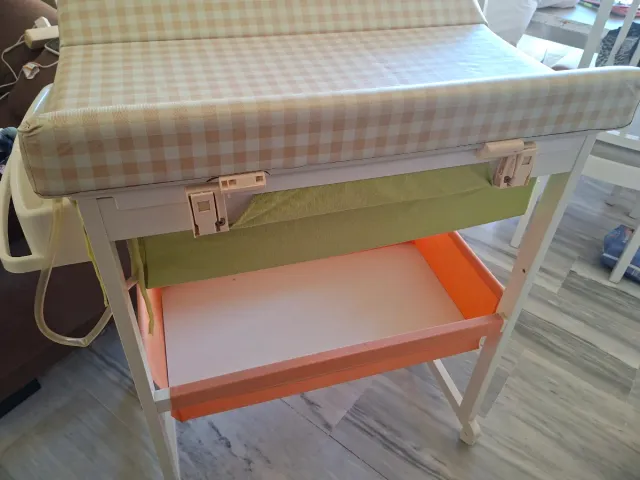 Cambiatore per neonati con struttura