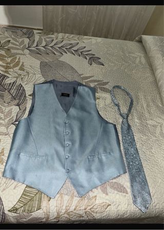 Chaleco y corbata a rayas azul plateado