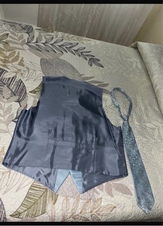 Chaleco y corbata a rayas azul plateado