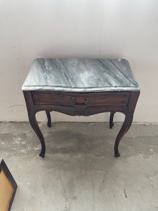 Mesilla y cajonera de madera con mármol