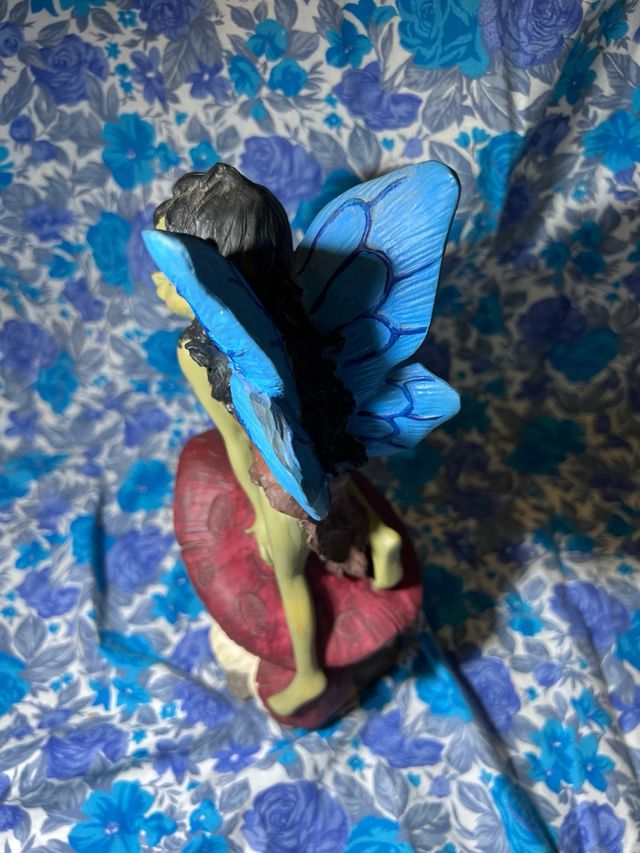 Figurita de elfo en seta azul