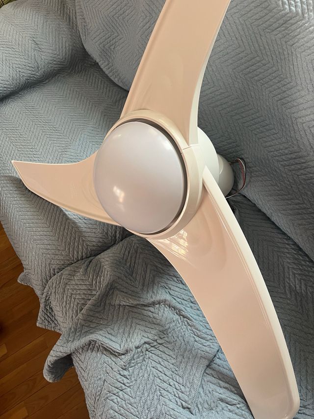 Ventilador de techo blanco poco uso