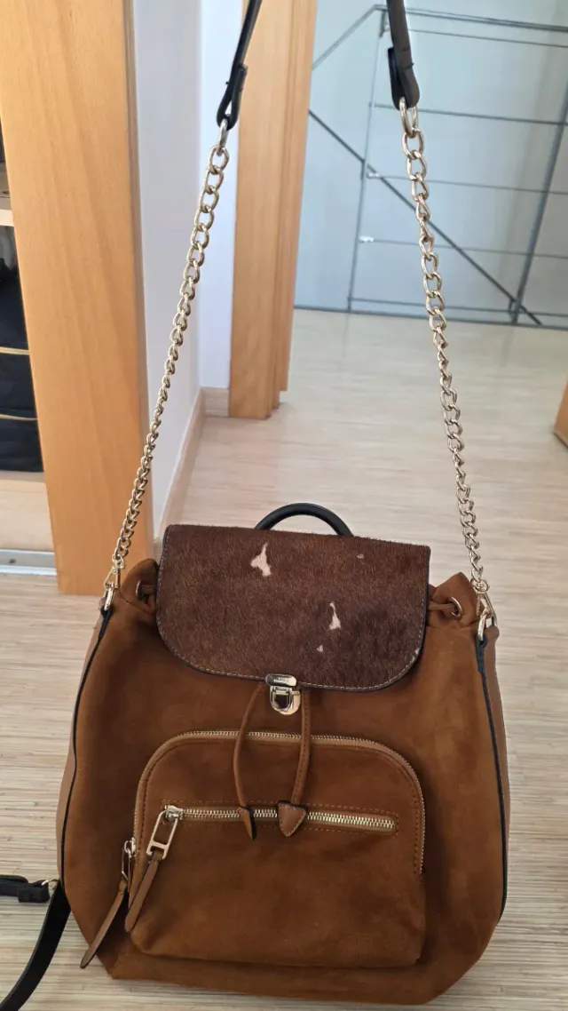 Bolso Mochila Marrón con Cadena Dorada