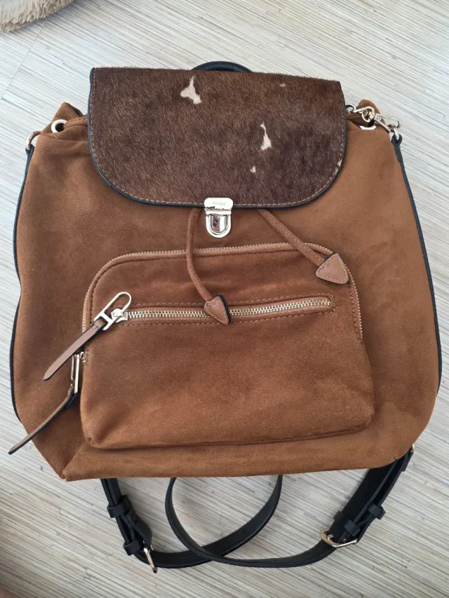 Bolso Mochila Marrón con Cadena Dorada