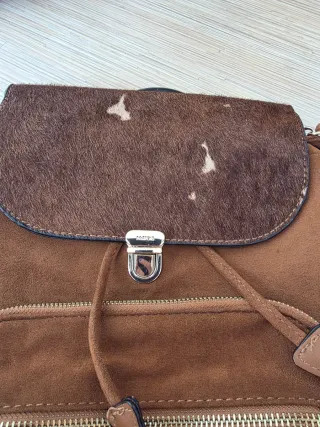 Bolso Mochila Marrón con Cadena Dorada