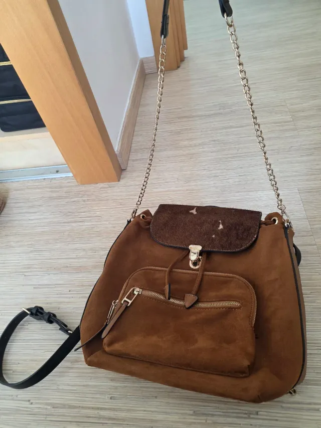 Bolso Mochila Marrón con Cadena Dorada